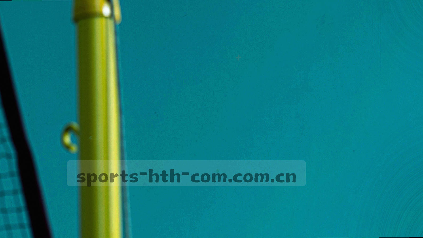 夜色球场灯光下的比分计时屏，屏面显示即时比分与比赛进行时间